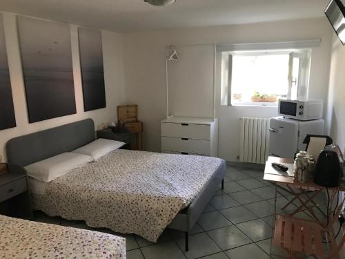 1 dormitorio con 2 camas y ventana en Bonsai - Bed & Breakfast, en Pesaro