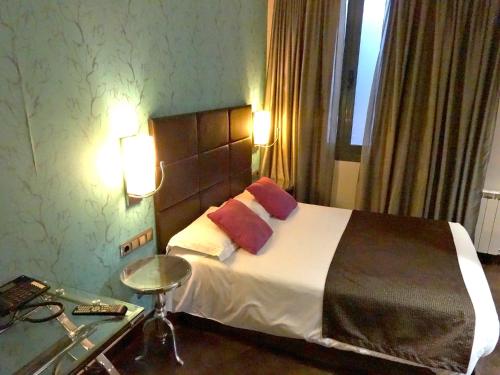 Postel nebo postele na pokoji v ubytování Hotel Lloret Ramblas