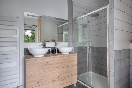 une salle de bain avec deux lavabos et une douche dans l'établissement Appartement cosy et moderne à la Baule-Escoublac, à La Baule