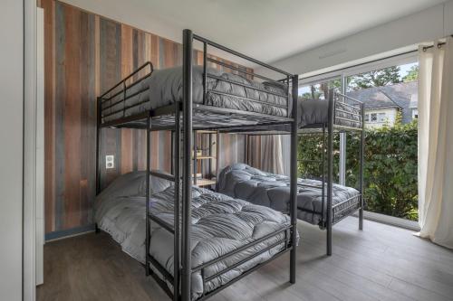 deux lits superposés dans une chambre avec balcon dans l'établissement Appartement cosy et moderne à la Baule-Escoublac, à La Baule