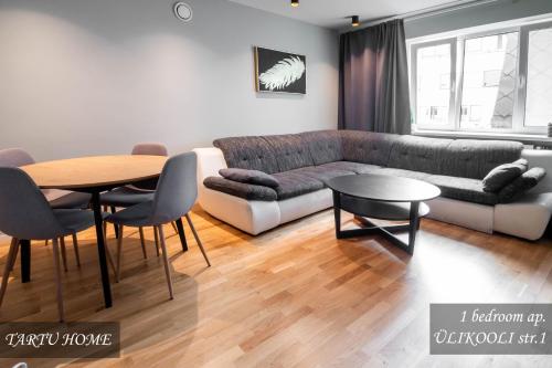 a living room with a couch and a table at University City Heart, Tartu Home in Tartu