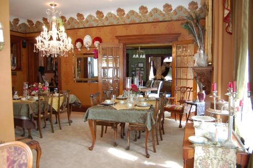
A restaurant or other place to eat at Schuster Mansion Bed & Breakfast
