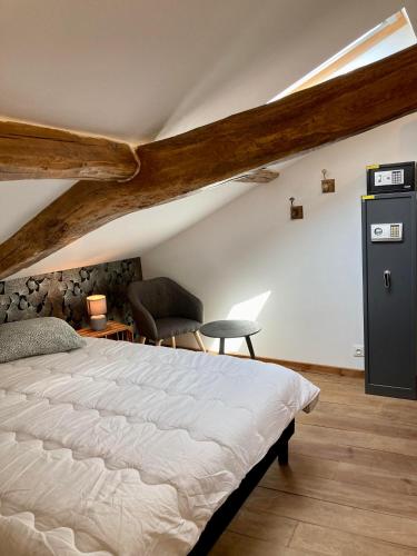 une chambre avec un lit, un bureau et une chaise dans l'établissement Le Domaine de Darracq, à Arsagne