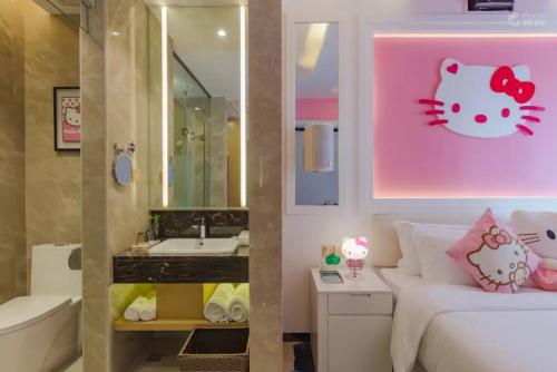 y baño con cama, lavabo y aseo. en Taishan He Style Hotel, en Taishan