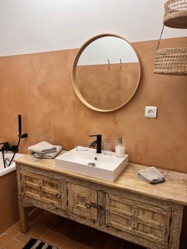 La salle de bains est pourvue d'un lavabo et d'un miroir mural. dans l'établissement Bel Appartement plein centre avec Balcon, clim, au Plan-de-la-Tour