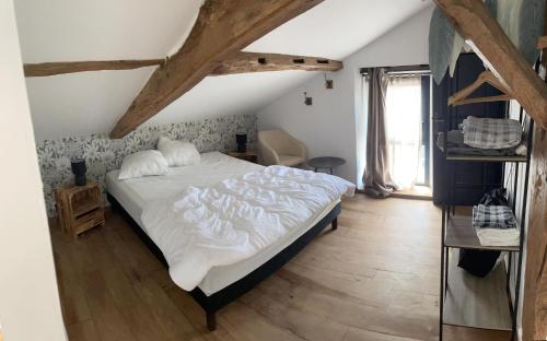 Le Domaine de Darracq房間的床