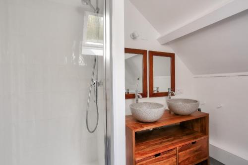 deux lavabos sur un comptoir en bois dans une salle de bain dans l'établissement 1km plage du Prieuré - Dinard- Cocon pour 2, à Dinard