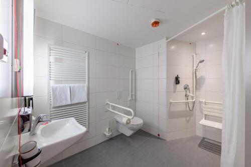 Koupelna v ubytování Ibis Berlin Hauptbahnhof