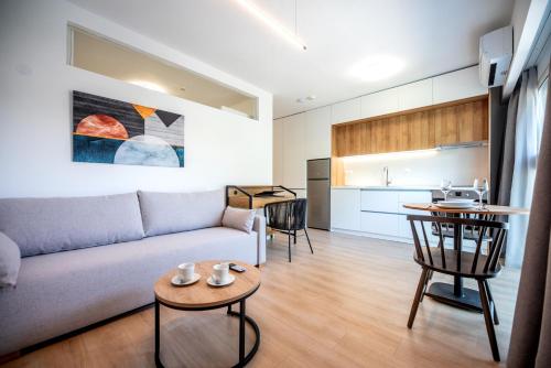 uma sala de estar com um sofá e uma mesa em LASARI comfort living em Tessalônica