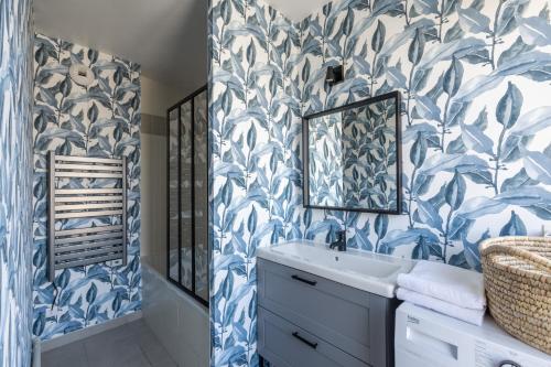 a bathroom with blue and white wallpaper and a sink at Studio cosy, 4Pers, wifi, proche Disney, Parking - Fairytale Factory in Bussy-Saint-Georges