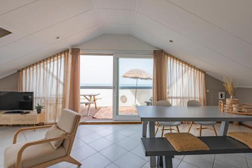 TV a/nebo společenská místnost v ubytování Strandhotel Camperduin