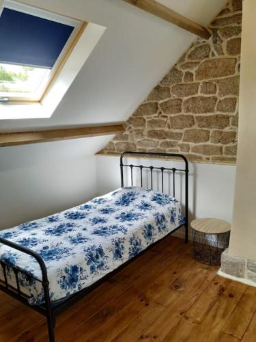 un lit dans une chambre avec une fenêtre dans l'établissement Bonne Chere, Family Friendly Cottage with Pool LPS, à Malguénac