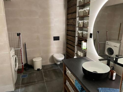 W łazience znajduje się umywalka i toaleta. w obiekcie Trivelig nyoppusset hus ved femsjøen. w mieście Halden