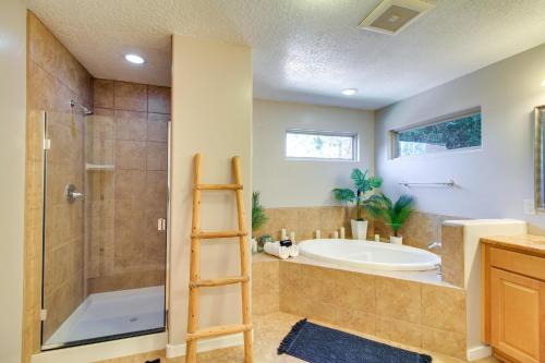 y baño con ducha, bañera y lavamanos. en Pet-Friendly Albuquerque Vacation Escape!, en Albuquerque