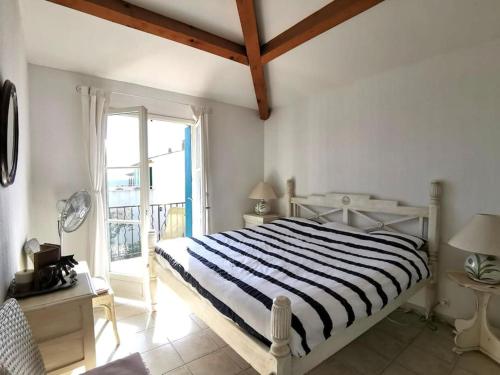 - une chambre avec un lit et un balcon dans l'établissement Maison dans le domaine du golf, à Roquebrune-sur Argens