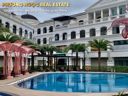 einem Pool vor einem Gebäude in der Unterkunft Chuỗi căn hộ Space Apartment & Homestay tại Vinhomes Marina Hải Phòng in Haiphong
