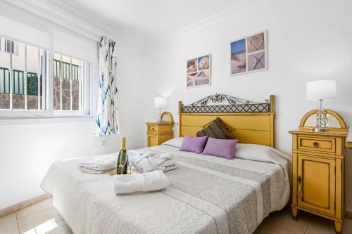 アデへにあるBahia Blue - La Caletaのベッドルーム1室(大型ベッド1台、紫色の枕付)