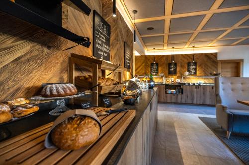 a bakery with bread and pastries on a counter at Hotel Pongauerhof in Flachau