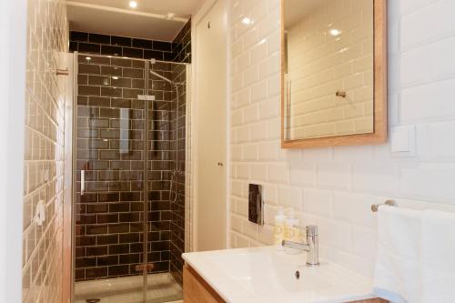 La salle de bains est pourvue d'un lavabo et d'une douche. dans l'établissement Casa do Terreiro, à Tavira