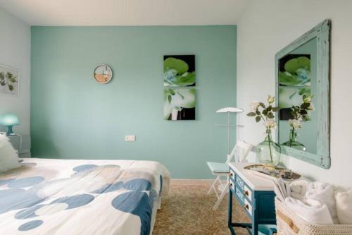 1 dormitorio con cama y escritorio con espejo en B&B El Solsonès - Olius, en El Pi de Sant Just
