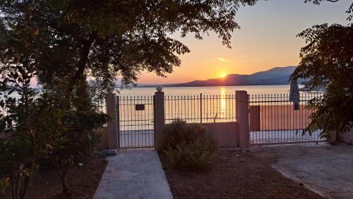 Beachfront 2-bedroom apartment