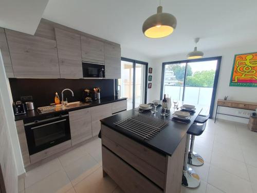 une cuisine avec un comptoir noir dans une pièce dans l'établissement Superbe appartement Evian, à Évian-les-Bains