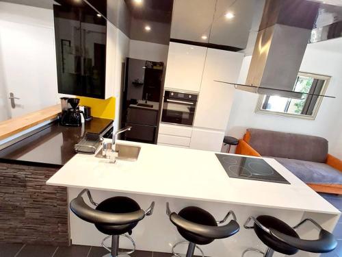 Photo de la galerie de l'établissement T2 climatisé avec jardin, Wi-Fi et parking sécurisé à 100 m des plages - FR-1-316-301, à Six-Fours-les-Plages