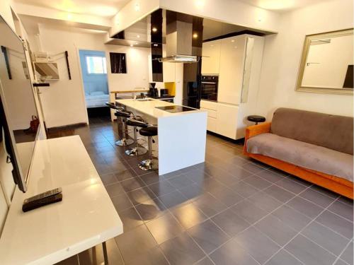 Photo de la galerie de l'établissement T2 climatisé avec jardin, Wi-Fi et parking sécurisé à 100 m des plages - FR-1-316-301, à Six-Fours-les-Plages