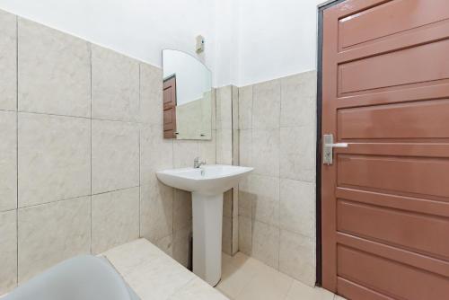 Koupelna v ubytování Urbanview Hotel 99 Syariah Banjarbaru by RedDoorz