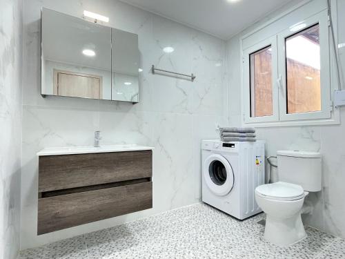 A bathroom at 4-bedroom Family apartment in the center of Athens