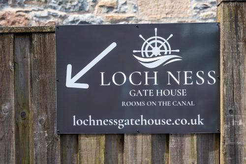 Sijil, anugerah, tanda atau dokumen lain yang dipamerkan di Loch Ness Gate House