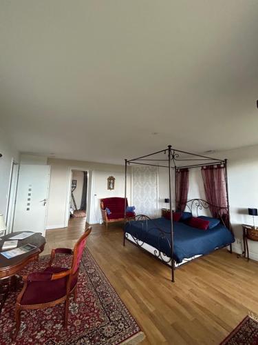 1 dormitorio con 1 cama y sala de estar en chambre romantique dans le château de la Bouchatte en Chazemais