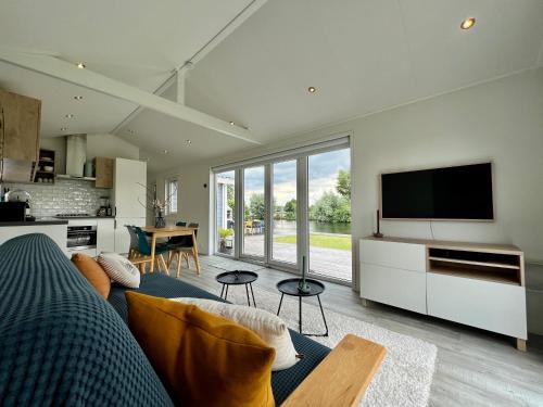 sala de estar con sofá y TV en New - Waterfont Villa08 - Private Residence on a lake near Amsterdam en Vinkeveen