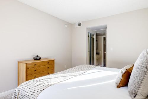 Giường trong phòng chung tại Glendale 1BR w Gym Pool walkable location LAX-422