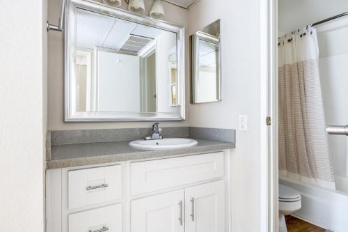 Phòng tắm tại Glendale 1BR w Gym Pool walkable location LAX-422