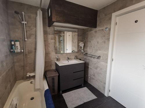 Penthouse - Sleeps 7 - Pool - Parking - Golf Club