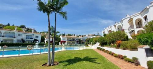 Penthouse - Sleeps 7 - Pool - Parking - Golf Club