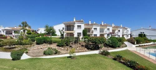 Penthouse - Sleeps 7 - Pool - Parking - Golf Club