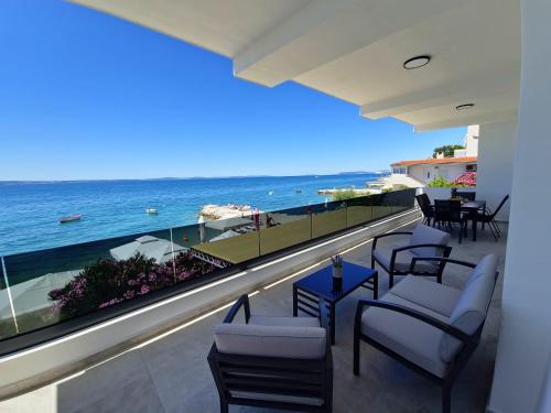 een balkon met stoelen en uitzicht op de oceaan bij J&D luxury apartment in Podstrana
