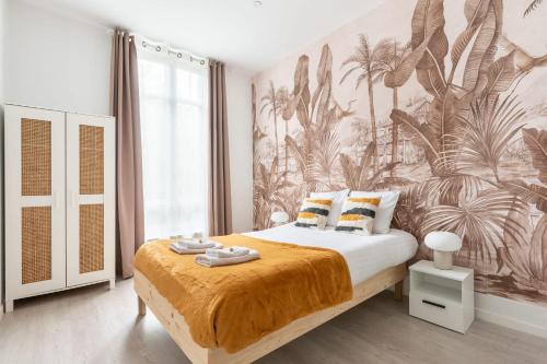 - une chambre avec un lit orné d'une fresque murale tropicale dans l'établissement Nets Inn Apartments - Daumesnil, à Paris