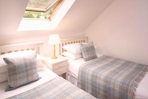 Кровать или кровати в номере Eastside Steading - Family barn in the Pentland Hills, Edinburgh
