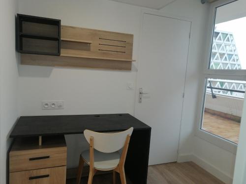 uma pequena cozinha com uma secretária e uma cadeira em Coeur de ville Appartement t3 pour 6 personnes N1 7 em La Grande-Motte