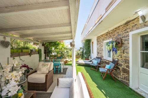 a patio with green grass and a brick wall at Casa Nora in Calasetta