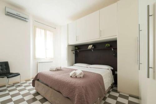 ein Schlafzimmer mit einem Bett mit zwei ausgestopften Tieren darauf in der Unterkunft Celestia Canal View renovated apartment in Venedig