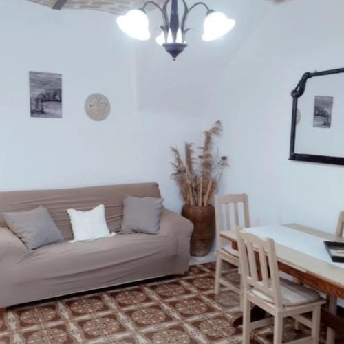 蒙泰內羅迪比薩恰的住宿－La casina delle coste，客厅配有沙发和桌子