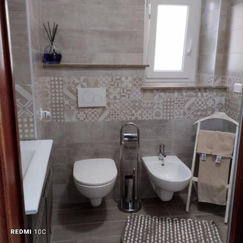 蒙泰內羅迪比薩恰的住宿－La casina delle coste，一间带卫生间和水槽的浴室