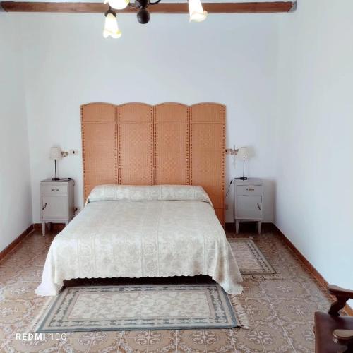 蒙泰內羅迪比薩恰的住宿－La casina delle coste，一间卧室设有一张大床和两个床头柜