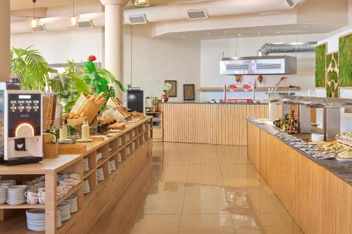 een restaurant met een toonbank vol eten bij Sol Tropikal Durrës in Durrës