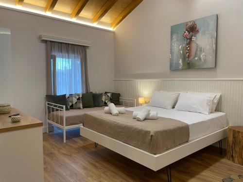 - une chambre avec un lit et un canapé dans l'établissement Goninos Jacuzzi Suite, à Velonádes
