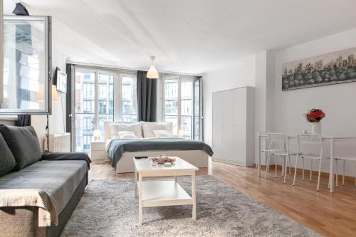 un soggiorno con divano e tavolo di Gasometer Apartment - Designer Building with Amazing View a Vienna
